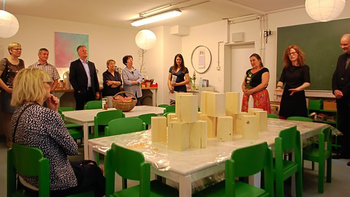Über neue Räume in Emsbüren freuen sich Mitarbeiter der Kunstschule und Emsbürens Bürgermeister Bernhard Overberg (dritter von links). Foto: Kunstschule Lingen