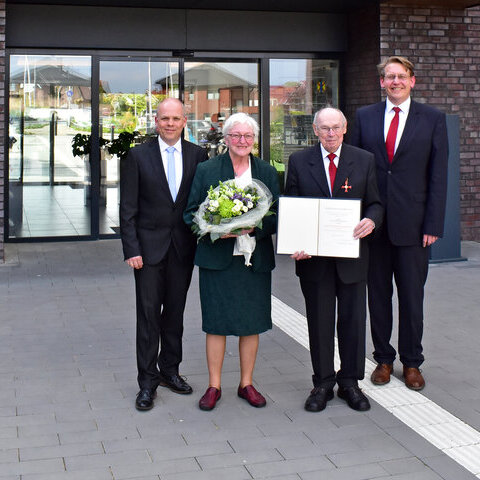 Gruppenbild mit dem Träger des Verdienstkreuzes Herrn Herbermann nebst Frau und mit Gratulanten Landrat und Bürgermeister