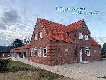 Das Bild zeigt das Dorfgemeinschaftshaus Listrup