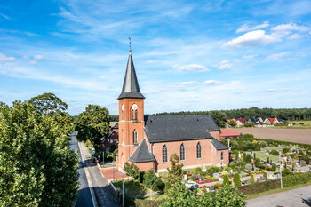 Das Bild zeigt die Kirche St. Marien in Listrup