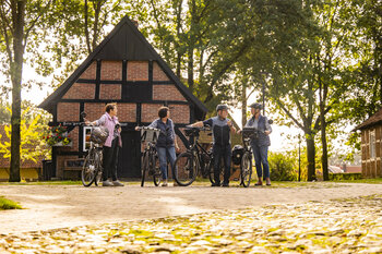 Fahrräder vorm Heimathaus