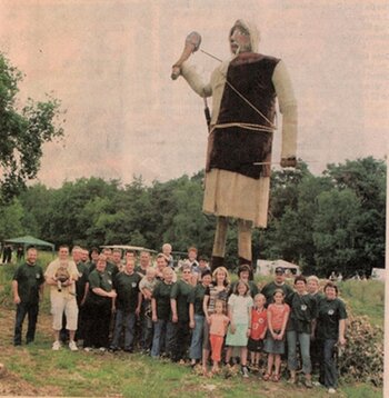 Das Bild zeigt Bürger aus Mehringen im Jahr 2006 vor einer großen Hünenfigur zum 150 jährigen Eisenbahnjubiläum