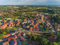 Luftbild vom Ortskern Emsbüren, Häuser mit roten Dächern und der Kirchturm der St. Andreas Kirche.