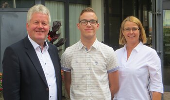 Das Bild zeigt die Vorstellung des neuen Auszubildenden Lennart Hagel mit Bürgermeister Overberg und Personalratsvertreterin Anne Gerdes
