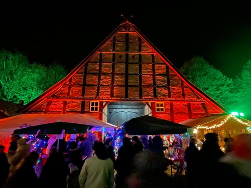 Beleuchteter Adventsmarkt mit Besuchern, Foto MABO