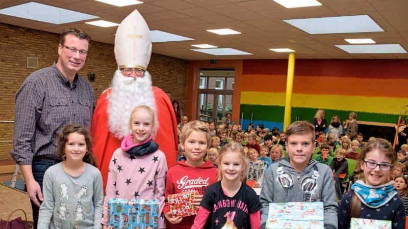 Das Bild zeigt den Besuch des Nikolauses in der Waldschule Leschede