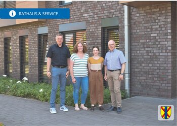 v. l. n. r. Klaus Hemme (Allg. Vertreter des Bürgermeisters), Silvia Farwick (Ausbildungsleiterin), Xenia Abt und Bürgermeister Markus Silies