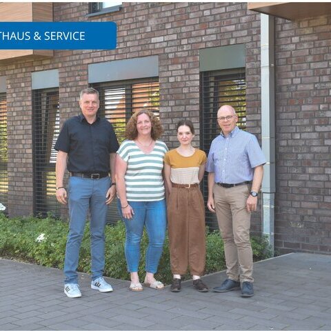 v. l. n. r. Klaus Hemme (Allg. Vertreter des Bürgermeisters), Silvia Farwick (Ausbildungsleiterin), Xenia Abt und Bürgermeister Markus Silies