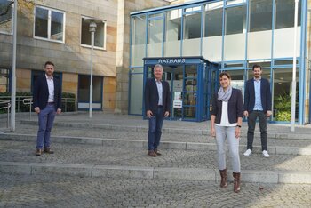 Das Bild zeigt die neue Tourismusmanagerin mit LEADER Mitgliedern vor dem Rathaus in Lingen.