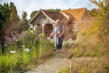 Frauen im Heilkräutergarten