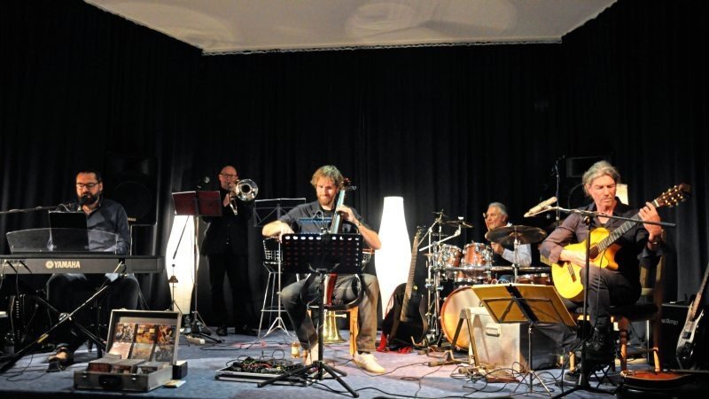 Das Bild zeigt die Band Ombre di Luci in Aktion auf der Bühne des Kulturzentrums Fokus