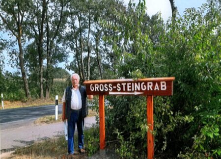 Das Bild zeigt Adolf Hille vor dem neu überarbeiteten Schild zu den Gross-Steingräbern Hünensteine Mehringen