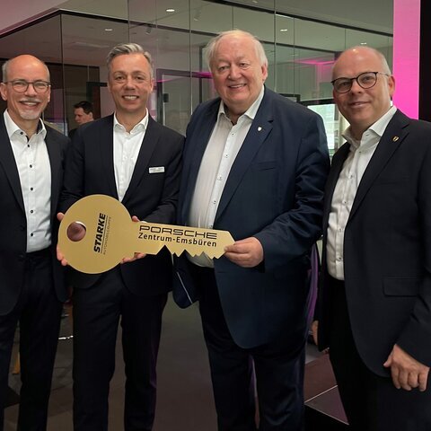 Gruppenbild Porsche Zentrum Emsbüren, Foto Gemeinde Emsbüren