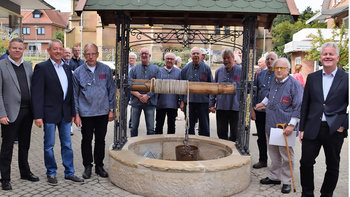 Im Beisein des Schmiedeteams und vieler Gäste wurde das neue Kunstwerk mit Brunnen durch Pastor Stefan Schwegmann (links) eingeweiht und der Öffentlichkeit vorgestellt. Foto: Heinz Krüssel