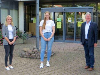 Das Bild zeigt die neue Auszubildende der Gemeinde Emsbüren Jule Wilmes zusammen mit Bürgermeister Overberg und Lisa Nordhoff