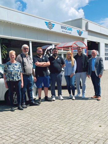 BU: von links nach rechts: Christa Hölscher und Helmut Hölscher, Vincent Wheldon, Niclas Roth, Stefanie Deisling, Klaus Hofschröer und Markus Silies.