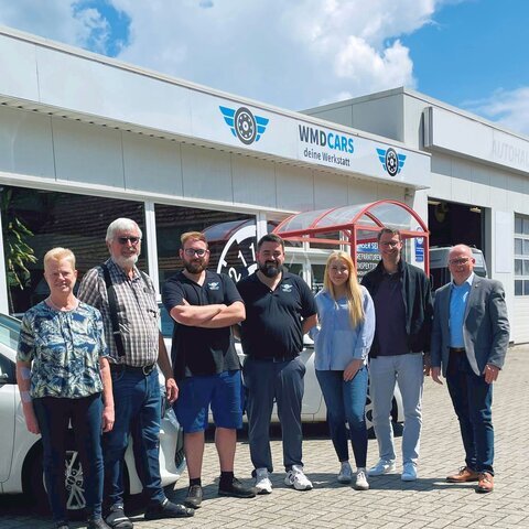 BU: von links nach rechts: Christa Hölscher und Helmut Hölscher, Vincent Wheldon, Niclas Roth, Stefanie Deisling, Klaus Hofschröer und Markus Silies.