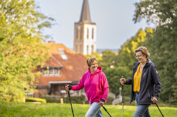 Wandern vorm Kirchturm Emsbüren