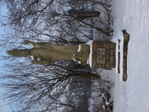 Das Bild zeigt die Statue des Ludgerus im Ortsteil Berge im Winter
