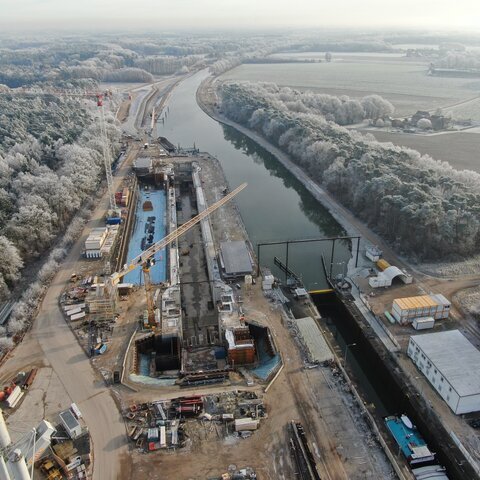 Drohnenbild: Das Luftbild zeigt die Bauarbeiten im Dezember 2021 an der Schleuse Gleesen, Luftaufnahme vom Wasserstraßen-Neubauamt Datteln 