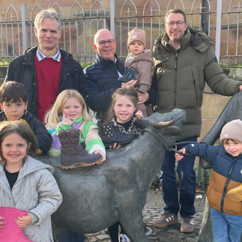 von links Michael Silies, Markus Silies und Klaus Hofschröer mit Kindern aus Emsbüren