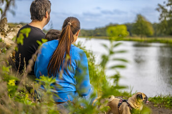 Familie blickt auf Ems