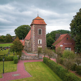 Das Bild zeigt die Kirche St. Johannes Elbergen von außen im Sommer