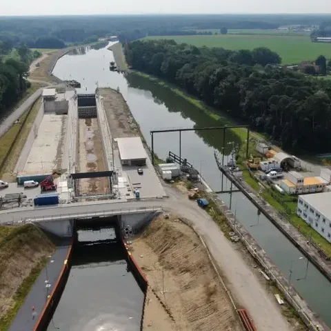 Blick aus Richtung Norden auf das Sparbecken (links) der neuen Schleuse Gleesen (Mitte) und die alte Schleuse Gleesen.