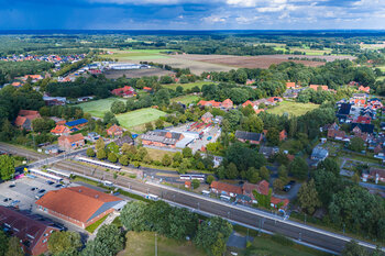 Das Bild zeigt die Ortsmitte des Ortes Emsbüren mit dem Bahnhof