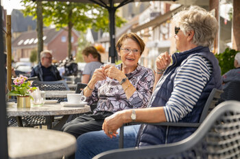 Zwei Damen unterhalten sich im Café
