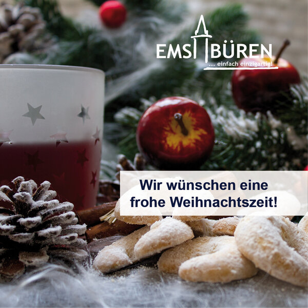 Das Bild zeigt die Weihnachtsanzeige der Gemeinde Emsbüren mit Logo. Im Hintergrund sind Äpfel, Tannezapfen und ein Glühweinglas zu sehen. "Wir wünschen eine frohe Weihnachtszeit!"