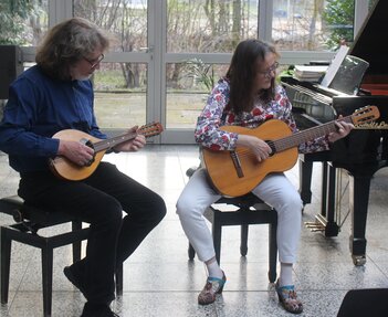 Mandoline und Gitarre: „Nun will der Lenz uns grüßen“. Foto: Friedhelm Wolski-Prenger