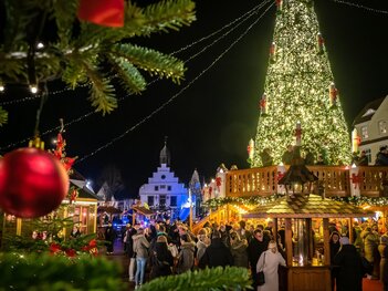 Weihnachtsbaum mit begehbarer Aussichtsterrasse auf Weihnachtsmarkt Lingen ©Helmut Kramer für LWT 2022