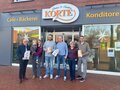 Sabel Korte Gruppenfoto vor Bäckerei