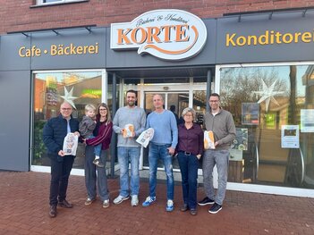Sabel Korte Gruppenfoto vor Bäckerei