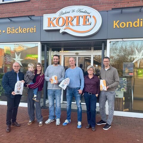 Sabel Korte Gruppenfoto vor Bäckerei