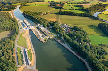 Das Bild zeigt die Schleusenanlage in Gleesen