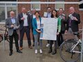 Das Foto zeigt die Bürgermeister der sechs Kommunen Südliches Emsland, sowie Jan Koormann (GF LWT Lingen) und das Regionalmanagement Team aus Cornelia Pabst und Frauke Aschendorff.