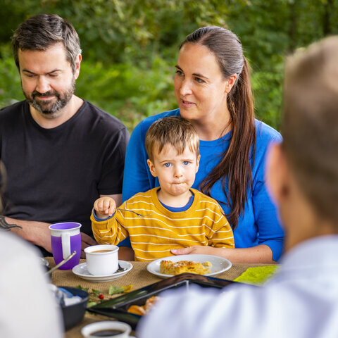 Familie am Picknicktisch, Foto Schöning Fotodesign