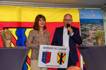 Bürgermeisterin Cia Kroon und Bürgermeister Markus Silies bekräftigen die Freundschaft zwischen Emsbüren und Losser.