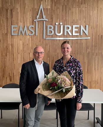 Johanna Mersch, Markus Silies vor dem Logo Emsbüren im Ratssaal