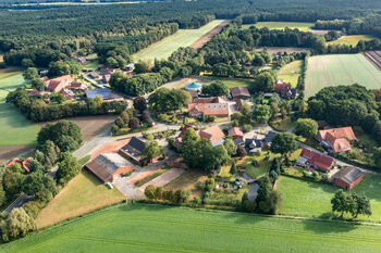 Das Bild zeigt den Ortskern der Ortschaft Helschen