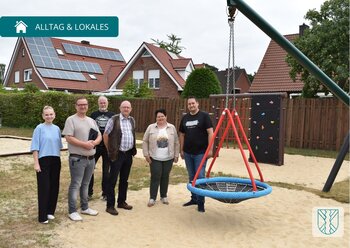Von links: Kim Grüner (Fachbereich Spielplätze), Marc Schüring (Leiter Servicebetrieb Bauhof), Anlieger Norbert Strenge, Ortsbürgermeister Bernhard Klüsener, Melanie Sander (Fachbereichsleiterin Bildung, Jugendförderung, Sport), Anlieger Bijörn Kleinhauer