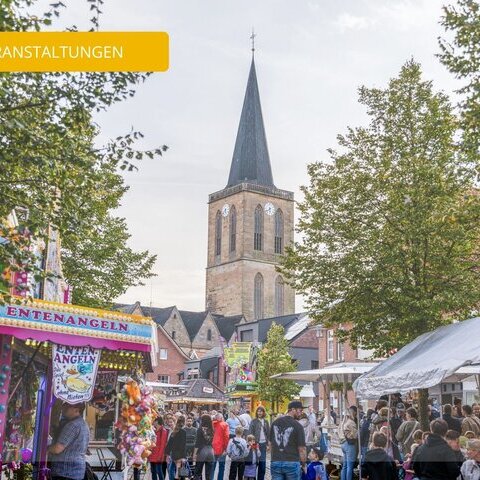 Kirmes Bild vom Ortskern mit Kirchturm