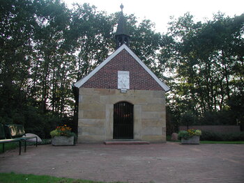 Das Bild zeigt die Kapelle im Ortsteil Leschede von außen