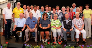 Mitglieder des Singkreises nach dem Auftritt im Festzelt zur 1200 Jahrfeier am 23.06.2019 mit Bürgermeister Bernhard Overberg.