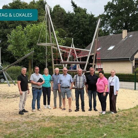 Von links: Ortsbürgermeister Berthold Kruse, Marc Schüring (Leiter Servicebetrieb Bauhof), Anliegerin Margret Bertling, Anlieger Paul Bertling, Anlieger Franz Hasken, Anlieger Hermann Räkers, Anlieger Bernd Hasken, Melanie Sander (Fachbereichsleiterin Bildung, Jugendförderung, Sport), Kim Grüner (Fachbereich Spielplätze)